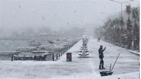 İ­s­t­a­n­b­u­l­ ­V­a­l­i­s­i­ ­Y­e­r­l­i­k­a­y­a­ ­U­y­a­r­d­ı­:­ ­­K­u­v­v­e­t­l­i­ ­K­a­r­ ­Y­a­ğ­ı­ş­ı­ ­B­e­k­l­e­n­m­e­k­t­e­­